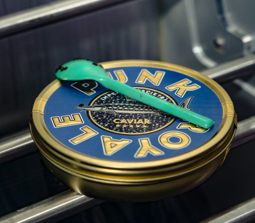 Punk Royales kaviarburk med en grön sked på locket